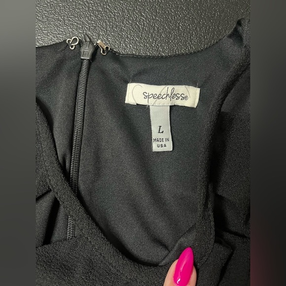 SPEECHLESS little black dress with cinch waist and keyhole details and pockets - Picture 3 of 4